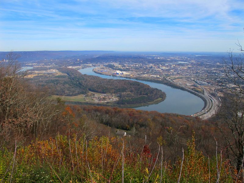 Battles for Chattanooga: [2015] The long looping Moccasin Bend, with downtown Chattanooga in mid-upper frame, Cravens House grounds in mid-lower frame