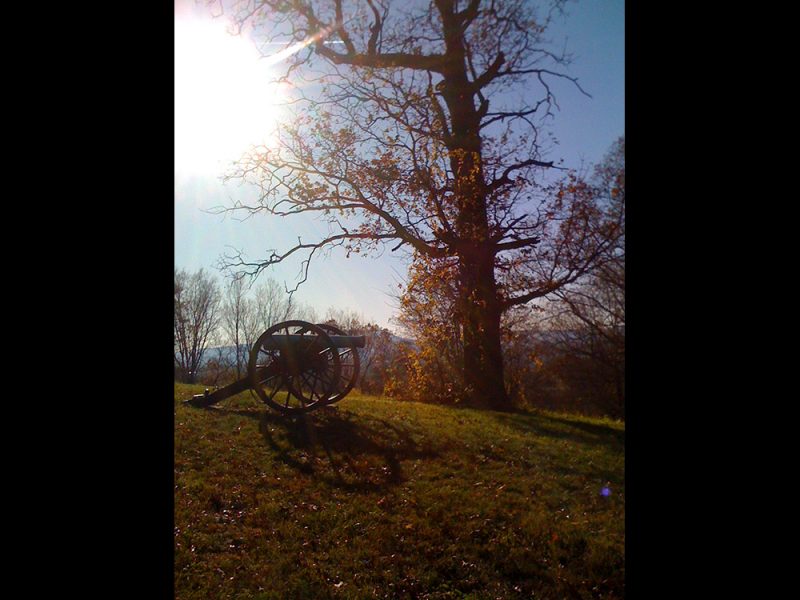 Battles for Chattanooga: [2009] The oak and cannon at the peak of Tunnel Hill on a clear cool autumn day